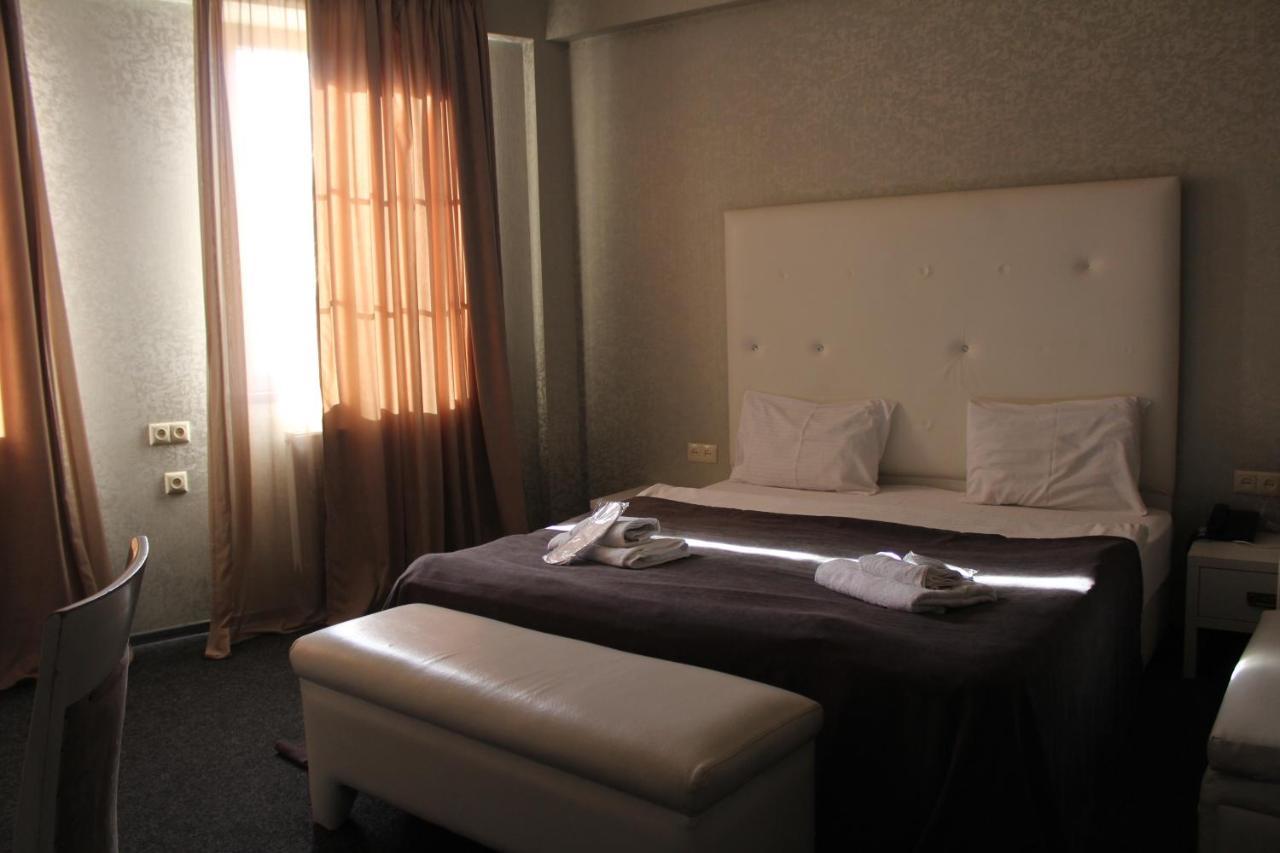 Hotel Plaza Tbilisi ภายนอก รูปภาพ